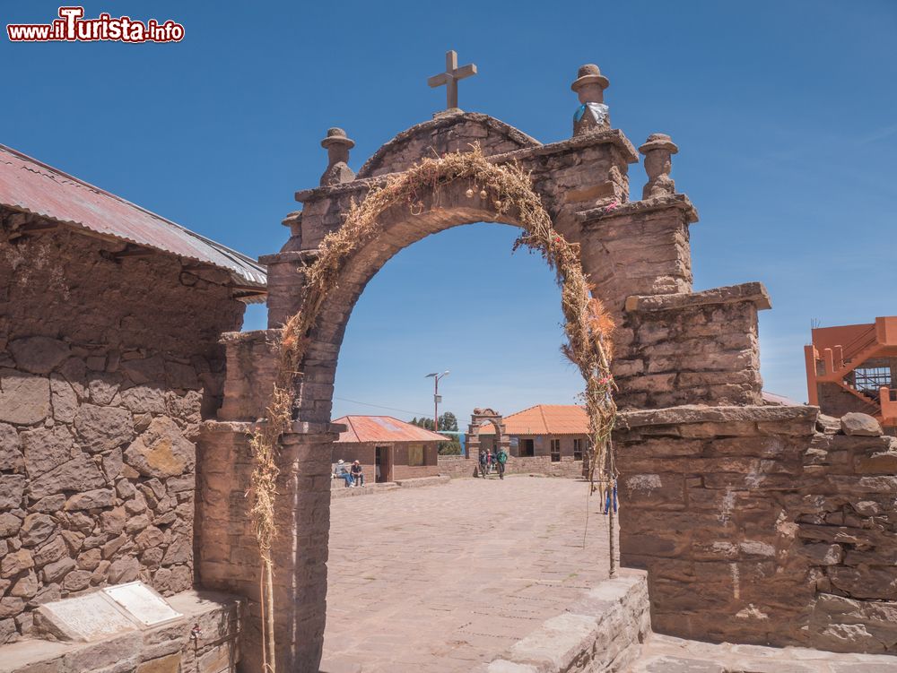 Immagine La Porta di Taquile Island a Puno, Perù. Situata a circa 35 km a est dal porto di Puno, Taquile Island ospita rovine archeologiche e splendidi paesaggi.