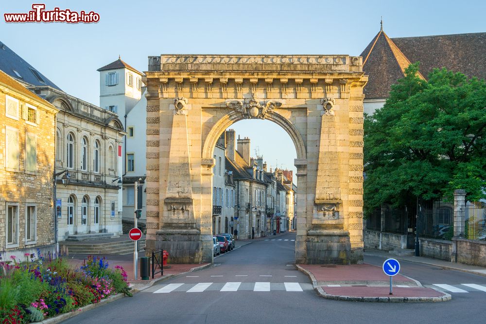 Immagine La porta d'ingresso alla città di Beaune, Francia.