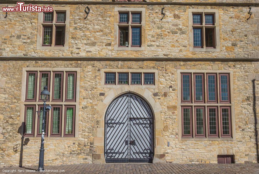 Immagine La porta d'ingresso dello storico Municipio di Osnabruck, Germania. Fra queste quattro mura nel 1648 venne posta fine alla Guerra dei Trent'anni con la firma della pace di Westfalia - © Marc Venema / Shutterstock.com