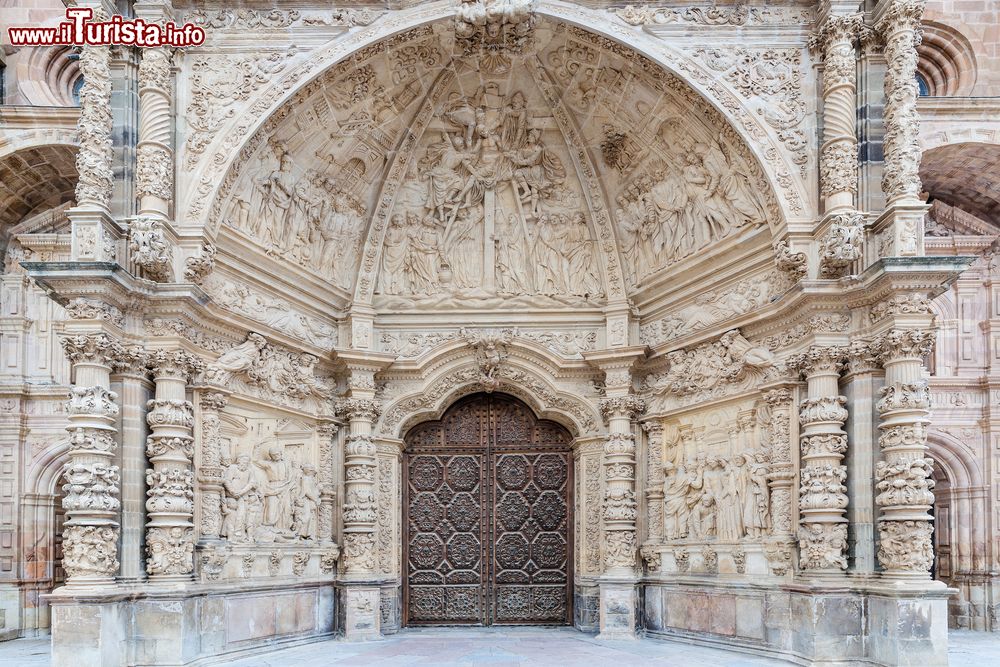 Immagine La porta d'ingresso principale della cattedrale di Astorga, Spagna. L'edificio attuale in stile gotico fiammeggiante venne costruito a partire dal 1471 ma ultimato soltanto nel XVII° secolo risultando così un mix di forme gotiche e barocche.