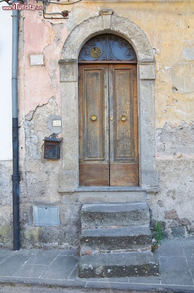Immagine La porta in legno di un'abitazione nel centro storico di Soriano nel Cimino, Lazio.