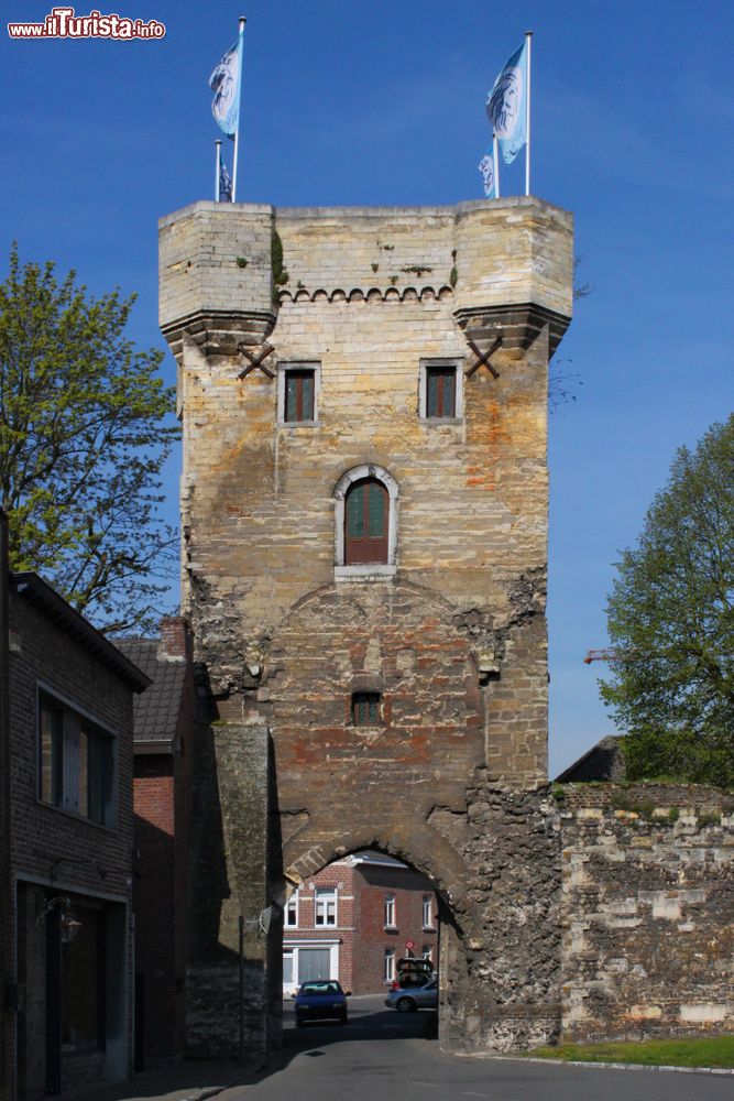 Immagine La porta Moerenpoort a Tongeren, Fiandre, Belgio. Unica intatta fra le sei porte originarie della città, questa costruzione risale al 1379. Oggi ospita un interessante museo sulla storia militare di Tongeren.