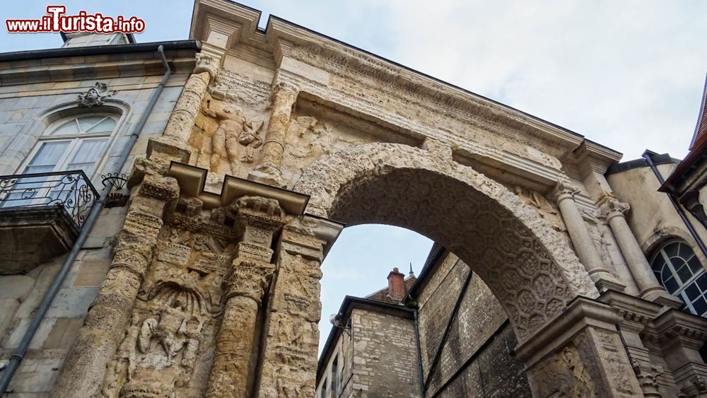 Immagine La Porta Nera a Besancon, Francia: si tratta di un famoso monumento dell'epoca dell'impero romano costruito per le vittorie di Marco Aurelio e Lucio Vero.