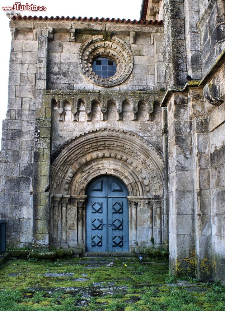 Immagine La porta romanica del monastero di Paderne, Melgaco, Portogallo.