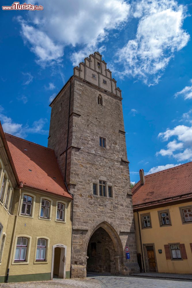 Immagine La Porta Rothenburger a Dinkelsbuhl, Germania: la medievale cinta muraria, con le sue 16 torri e le sue 4 porte, è rimasta completamente intatta ed è tuttora in buona parte percorribile.