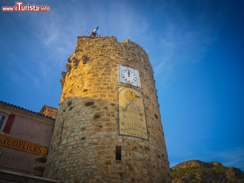 Immagine La possente torre dell'orologio a Anduze, Francia. Dal marzo 1978 la torre fa parte dell'Inventario Supplementare dei Monumenti Storici.