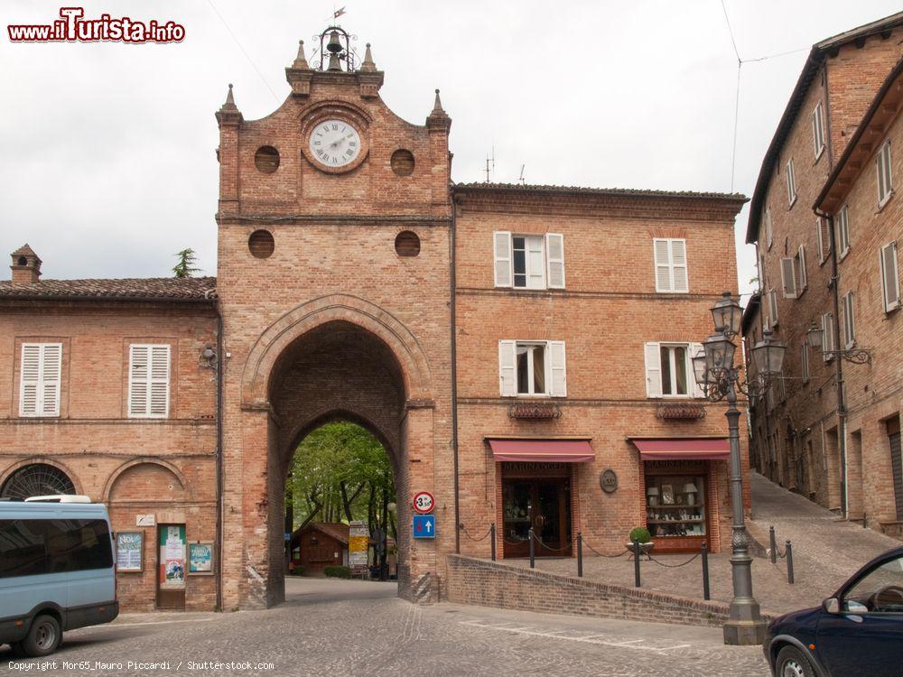 Immagine La principale piazza cittadina del borgo di Sarnano, Marche. In primo piano il passaggio sotto la torre che porta alla città vecchia - © Mor65_Mauro Piccardi / Shutterstock.com