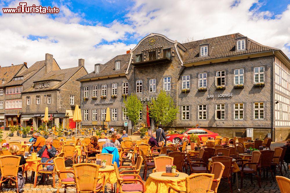 Immagine La principale piazza della città di Goslar, Sassonia, con tavolini all'aperto in una giornata di sole - © Anton_Ivanov / Shutterstock.com