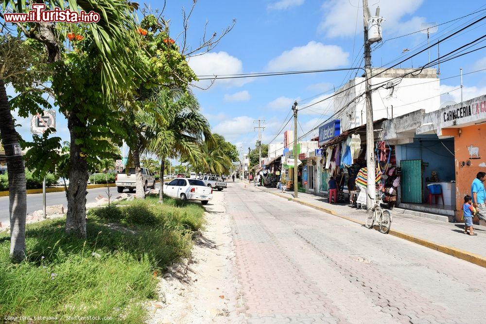 Immagine La principale strada cittadina di Tulum, Yucatan, Messico. In lingua maya Tulum significa "difesa" - © tateyama / Shutterstock.com