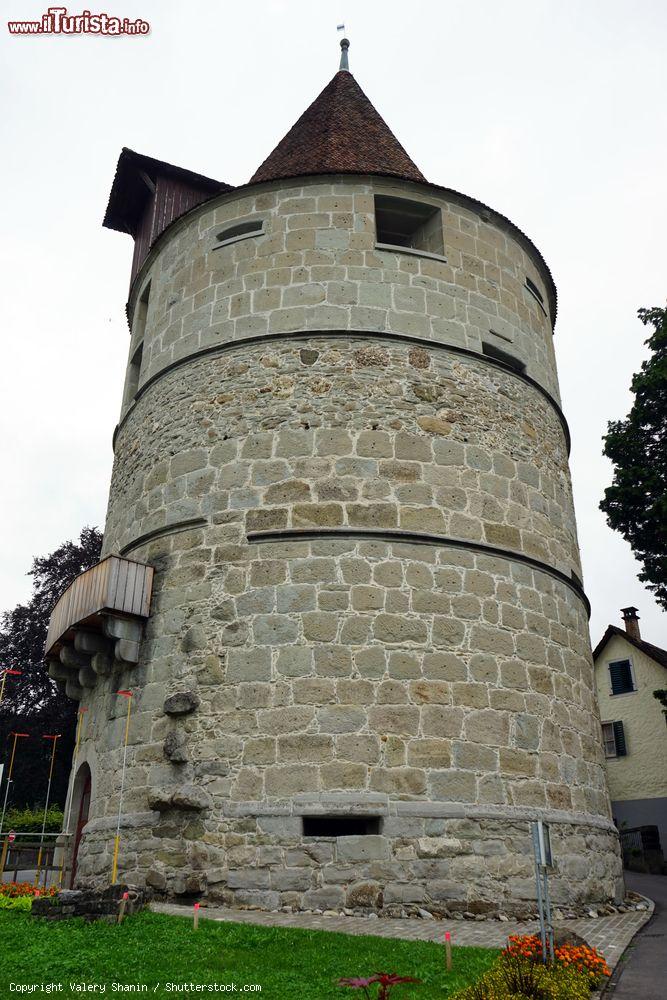 Immagine La Pulverturm di Zugo, Svizzera. Costruita agli inizi del XVI° secolo come parte della fortificazione cittadina, questa torre (utilizzata sino al 1863 per ospitare polvere da sparo) è oggi utilizzata per eventi di ogni genere - © Valery Shanin / Shutterstock.com