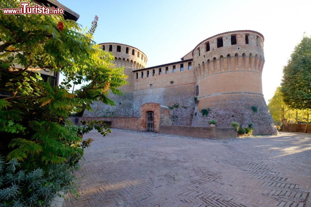 Immagine La Rocca Sforzesca di Dozza possiede ancora un aspetto da castello medievale: sono soprattutto gli interni a mostrare elementi rinascimentali che presentano un buon livello di conservazione.