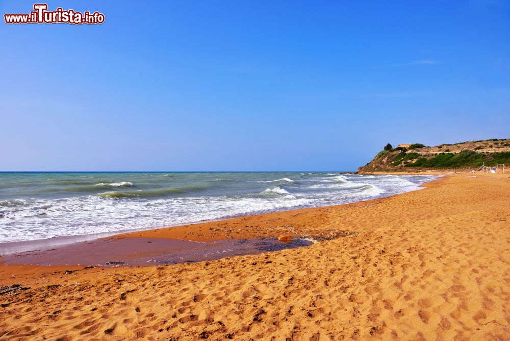 Immagine La sabbia dorata della grande spiaggia di Castelvetrano in Sicilia