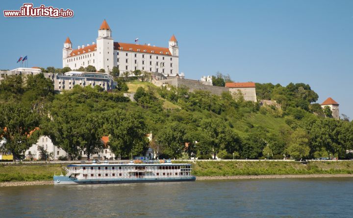 Immagine La sagoma del castello di Bratislava spicca dall'alto della collina alta 85 metri sul Danubio, che scorre placido attraversando la capitale slovacca - © Renata Sedmakova / Shutterstock.com