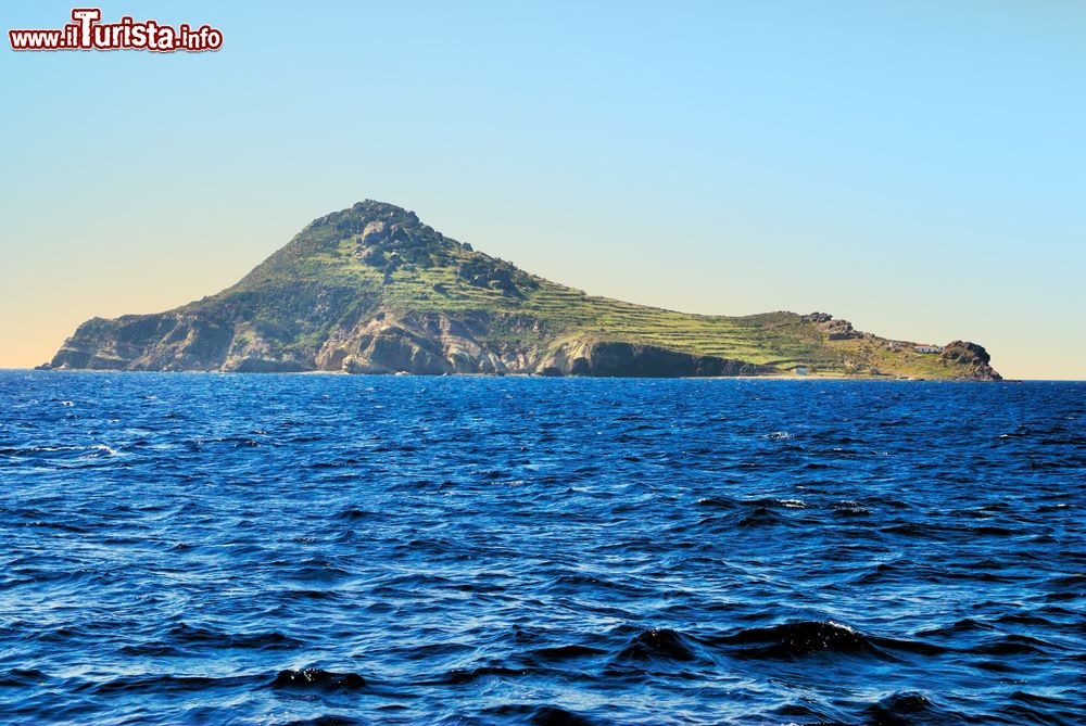 Immagine La sagoma dell'isola di Lipsi, Dodecaneso, vista dal mare (Grecia).