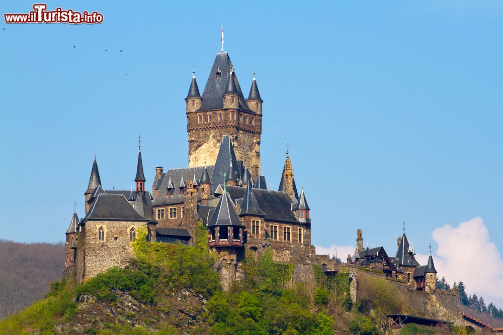 Immagine La sagoma fiabesca del castello di Cochem, in Germania, noto come Reichsburg.