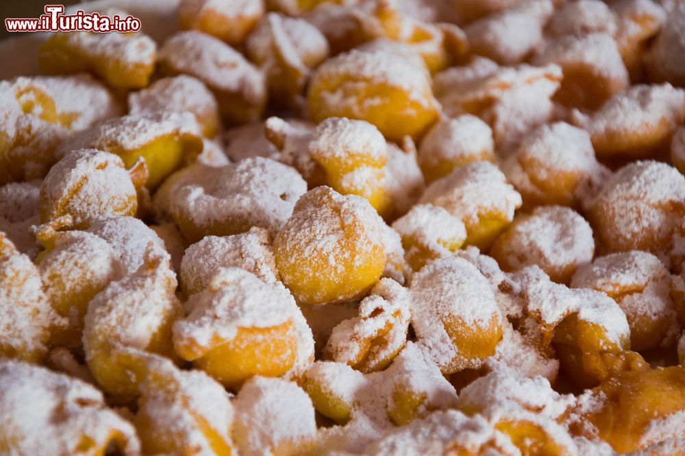 Immagine La Sagra delle Frittelle a Montefioralle, Toscana. Questo evento gastronomico molto antico risale all'epoca rinascimentale quando nacque l'usanza popolare di preprare le frittelle di riso per festeggiare la celebrazione di San Giuseppe.