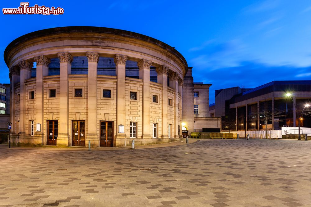 Immagine La sala concerti ovale di Sheffield, Yorkshire, fotografata di sera.