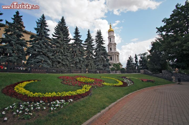 Immagine La sala dell'organo della filarmonica di Kharkiv e il vicino parco con fiori e alberi, Ucraina