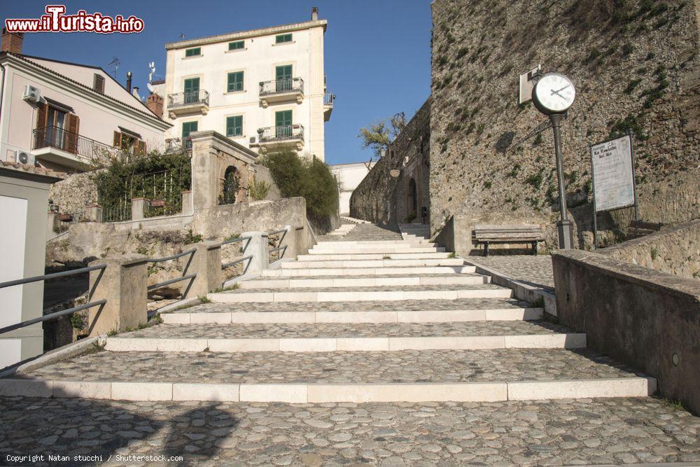 Immagine La scalinata all'antico castello di Santa Severina, Crotone, Calabria. Il maniero venne eretto nel 1076 dai Normanni sui resti di una precedente fortificazione bizantina - © Natan stucchi / Shutterstock.com