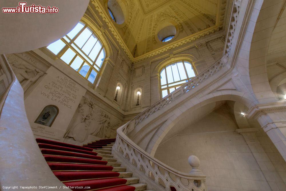 Immagine La scalinata centrale nel Palazzo Municipale di Tours, Francia - © Yapasphoto StefClement / Shutterstock.com