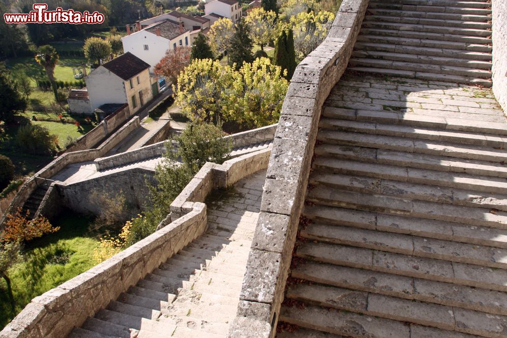 Immagine La scalinata che porta al villaggio di Pons, Francia. La cittadina sorge su un promontorio roccioso.