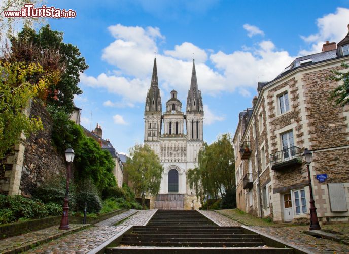 Immagine La scalinata della cattedrale di San Maurizio ad Angers, Francia. Agli inizi del 1800 venne demolito il portico antico che precedeva la facciata - © 119945851 / Shutterstock.com