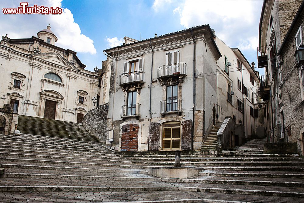 Immagine La scalinata nel centro storico di Popoli, Abruzzo.