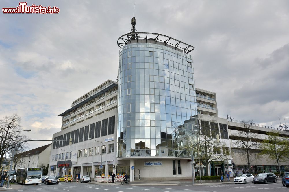 Immagine La Schillergalerie un centro commerciale lungo la Goethestrasse di Wolfsburg- © Alizada Studios / Shutterstock.com