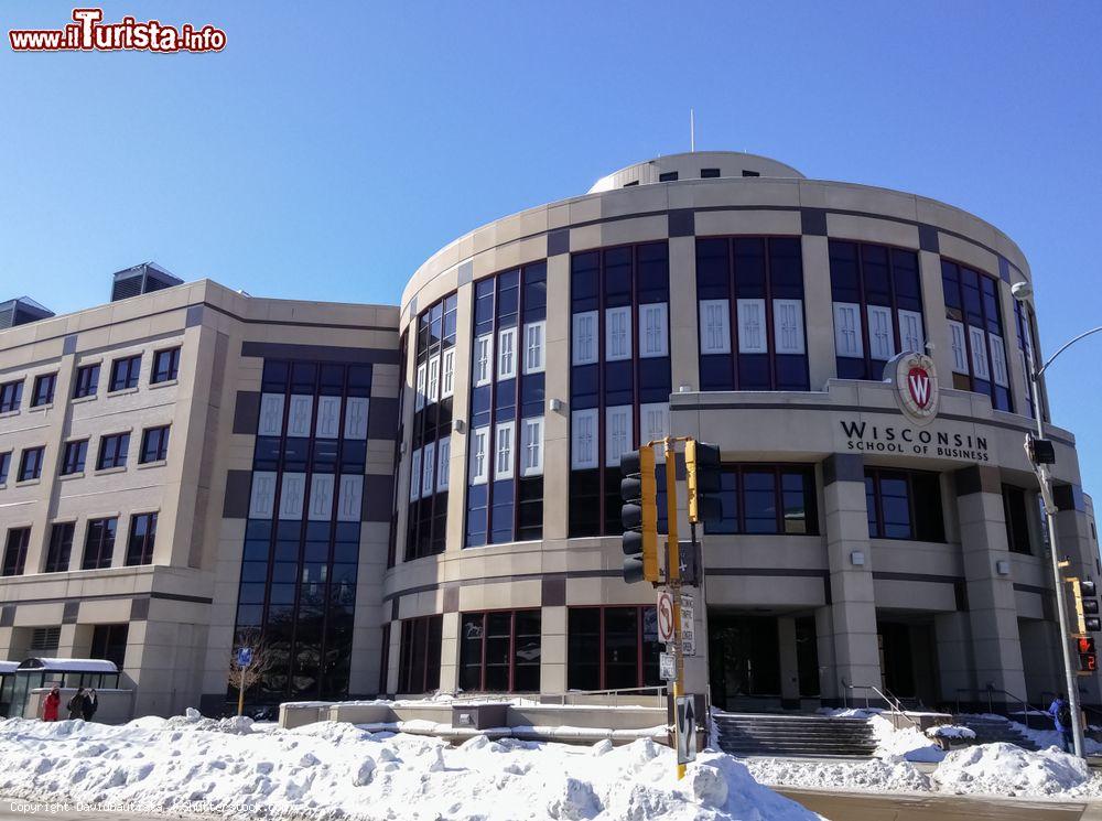 Immagine La School of Business dell'Università del Wisconsin a Madison, USA, in inverno con la neve - © DavidBautista / Shutterstock.com