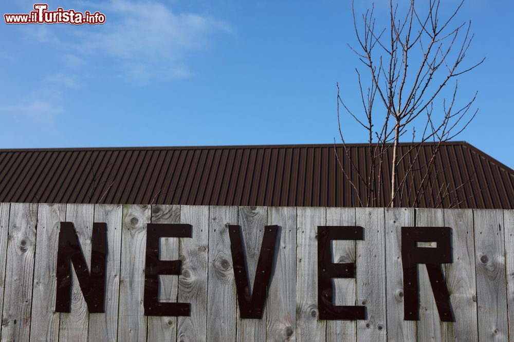 Immagine La scritta never (mai) su un pannello di legno a Nevers, Francia.