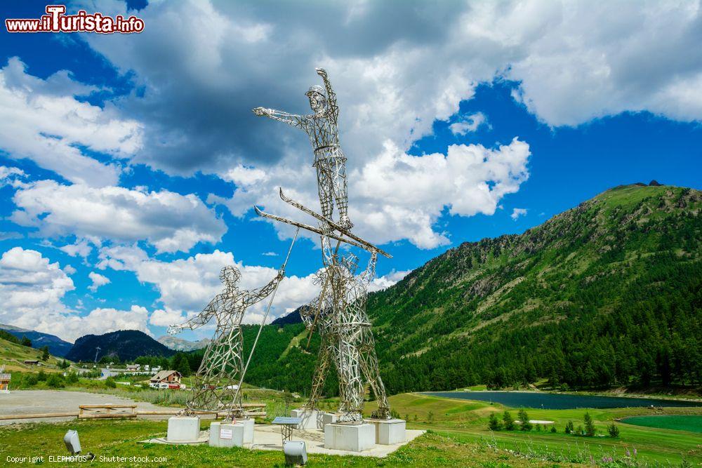 Immagine La scultura di Christian Burger "L'Envol" a Monginevro, Francia. Realizzata in due anni di lavoro, è alta 12 metri e rappresenta il campione svizzero Keller mentre esegue un salto di 23 metri al Concorso Internazionale di Sci del 1907 - © ELEPHOTOS / Shutterstock.com