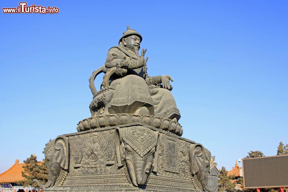 Immagine La scultura di Khan Alatan al Dazhao Lamasery di Hohhot, Cina - © chinahbzyg / Shutterstock.com