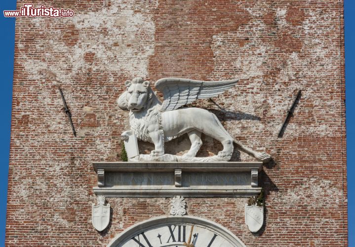 Immagine La scultura di un leone alato su una torre del centro città a Castelfranco Veneto, Veneto - © Maurizio Sartoretto / Shutterstock.com