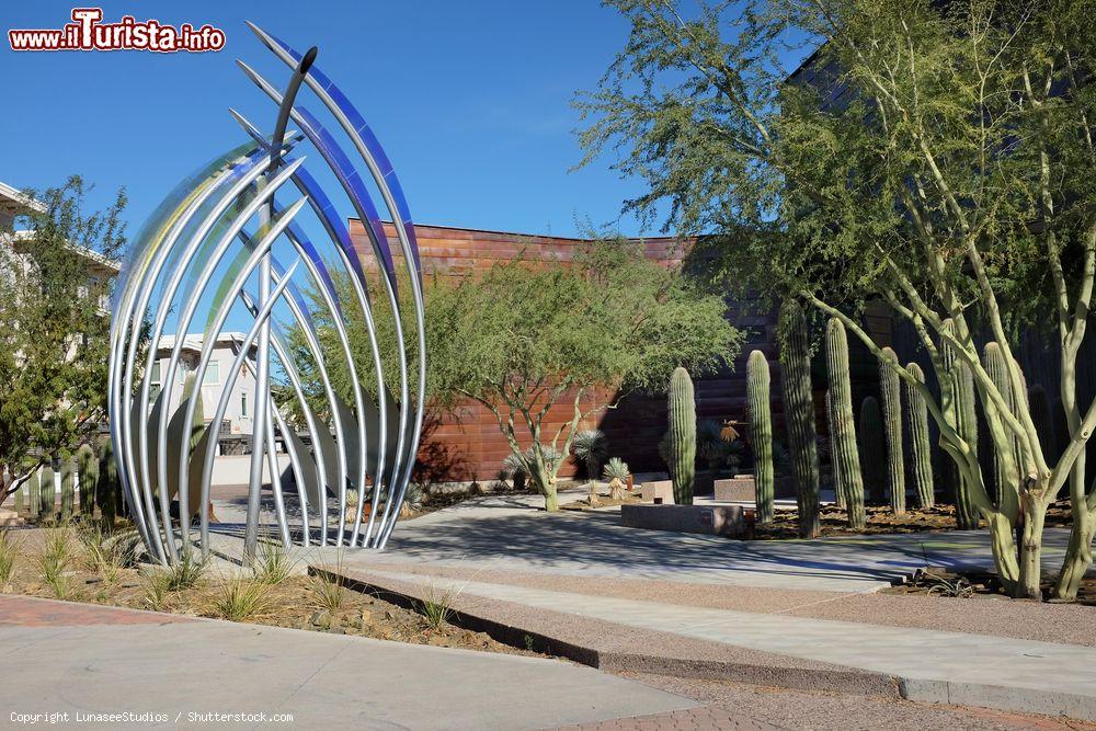 Immagine La scultura Diamond Bloom al Museo del West di Scottsdale, Arizona (USA): a realizzarla è stato l'artista Curtis Pittma. L'opera si trova lungo una passerella che collega l'ingresso con il parcheggio - © LunaseeStudios / Shutterstock.com