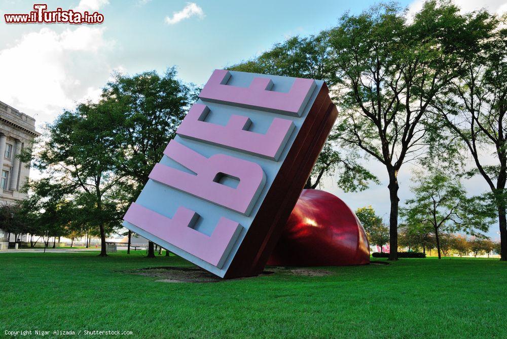 Immagine La scultura Free Stamp nel Willard Park di Cleveland, Ohio, USA. Questo parco pubblico si trova all'angolo nord-ovest di East 9th Street e Lakeside Avenue, nel quartiere storico di Cleveland Mall - © Nigar Alizada / Shutterstock.com