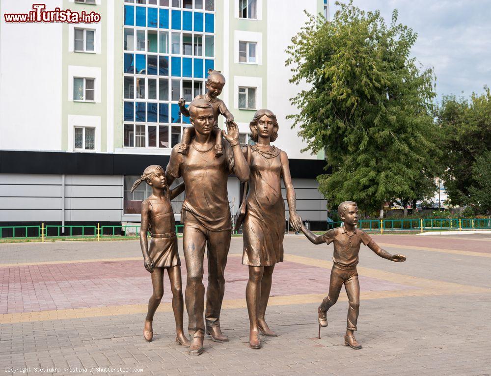 Immagine La scultura in bronzo dedicata alla famiglia, centro di Saransk, Russia - © Stetiukha Kristina / Shutterstock.com