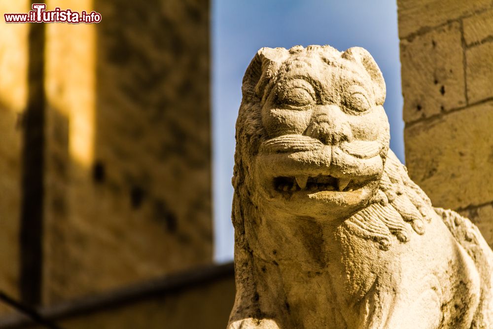 Immagine La scultura ornamentale sul muro di una chiesa di Barletta, Puglia.