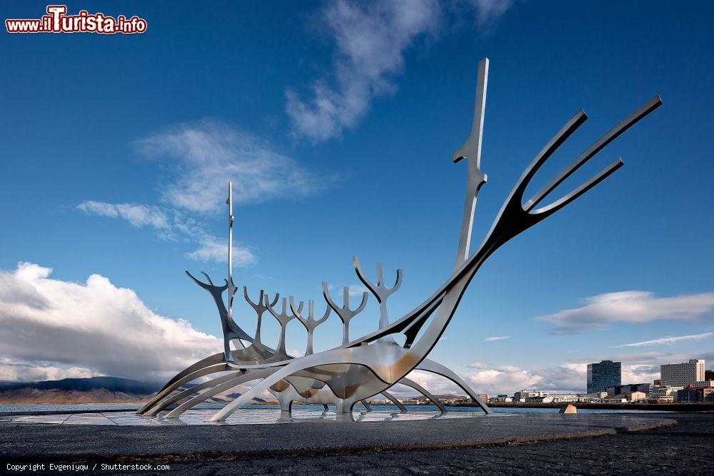 Immagine La scultura Sun Voyager a Reykjavik, Islanda. Opera dell'artista Jon Gunnar Arnason, questo monumento è un'ode al sole  - © Evgeniyqw / Shutterstock.com