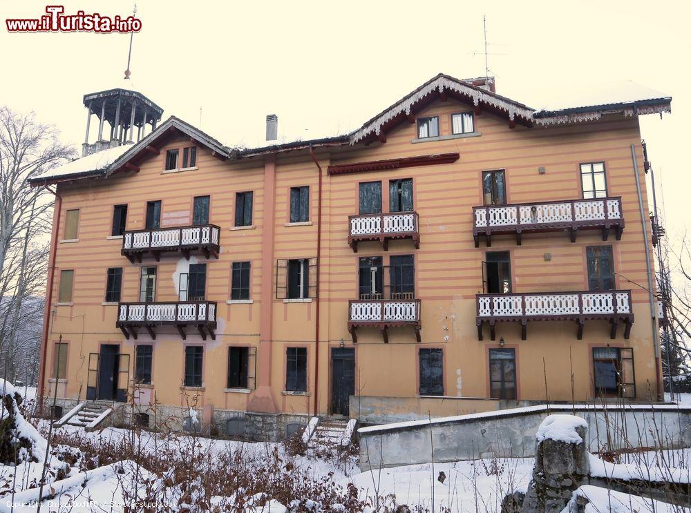 Immagine La Scuola Alberghiera di Tonezza del Cimone, provincia di Vicenza, Veneto. Oggi questo antico edificio è completamente abbandonato - © ChiccoDodiFC / Shutterstock.com