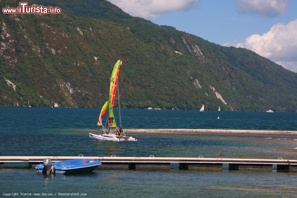 Immagine La scuola di vela al lago di Bourget, Aix-les-Bains, Francia. Qui, nel più grande lago naturale della Francia, in estate è possibile prendere lezioni per avvicinarsi alla navigazione sportiva a vela - © Pierre Jean Durieu / Shutterstock.com