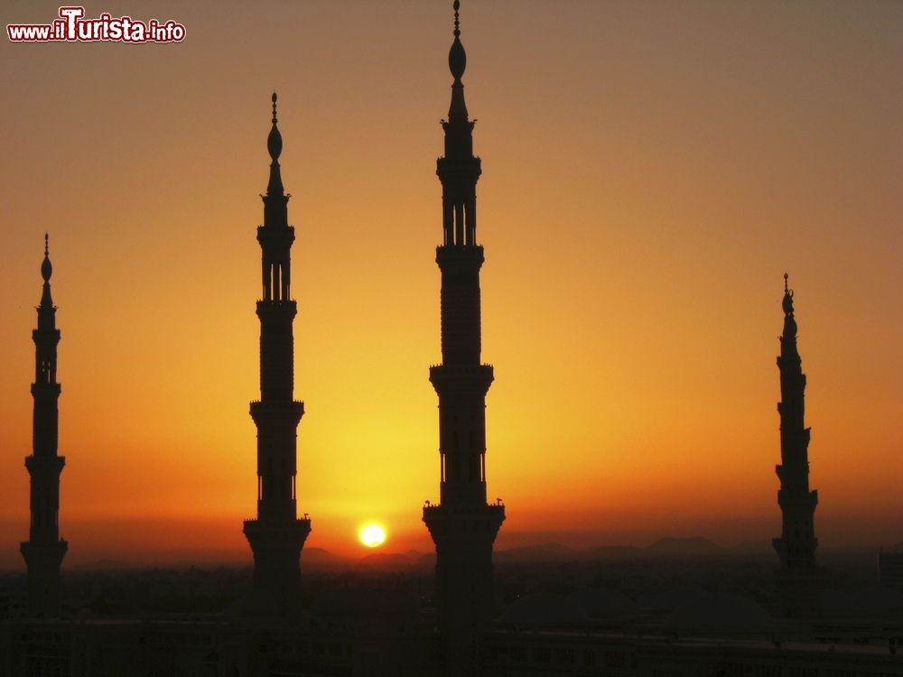 Immagine La silhouette dei minareti della moschea Nabawi a Medina, Arabia Saudita, al crepuscolo.