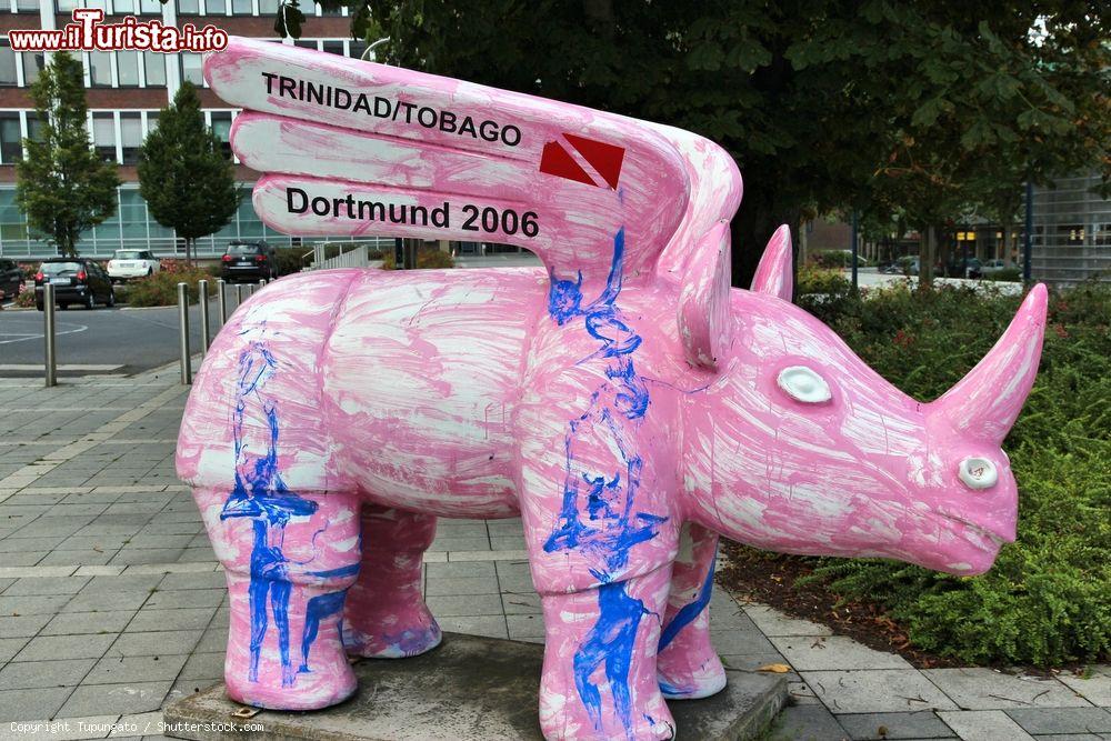 Immagine La simpatica statua di un rinoceronte volante a Dortmund, Germania: si tratta di una delle oltre 120 installazioni alloggiate nella città per un progetto di arte moderna - © Tupungato / Shutterstock.com