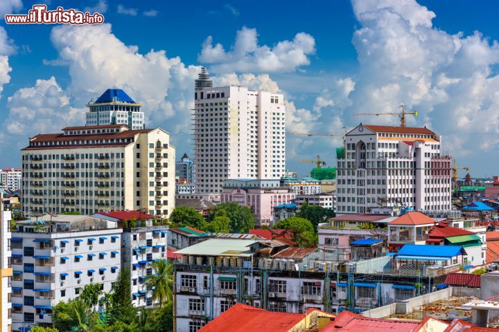 Immagine La skyline della città di Yangon, Myanmar. Nota un tempo con il nome di Rangoon, questa località birmana si presenta come un insieme di architetture coloniali britanniche, grattacieli e  pagode - © Sean Pavone / Shutterstock.com