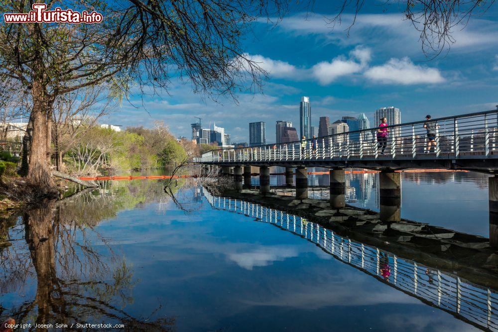 Immagine La skyline di Austin e del Lady Bird Lake, Texas: questo bacino d'acqua artificiale si è formato nel 1960 in seguito alla costruzione di una diga sul fiume Colorado per creare una riserva idrica per la città - © Joseph Sohm / Shutterstock.com