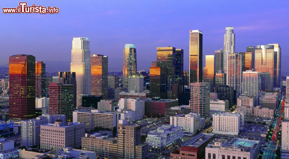 Immagine La skyline di Los Angeles al tramonto. Siamo in California