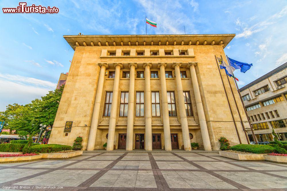 Immagine La solenne facciata del Municipio di Burgas, Bulgaria - © Brenik / Shutterstock.com