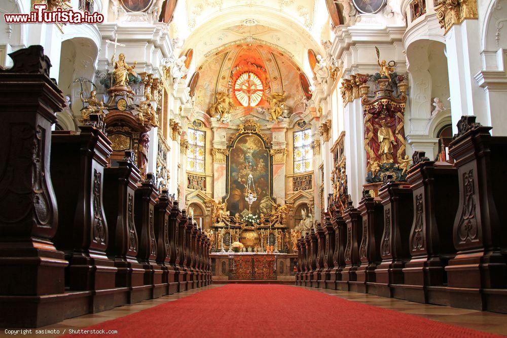 Immagine La sontuosa navata dell'abbazia di Durnstein, valle di Wachau (Austria) - © sasimoto / Shutterstock.com