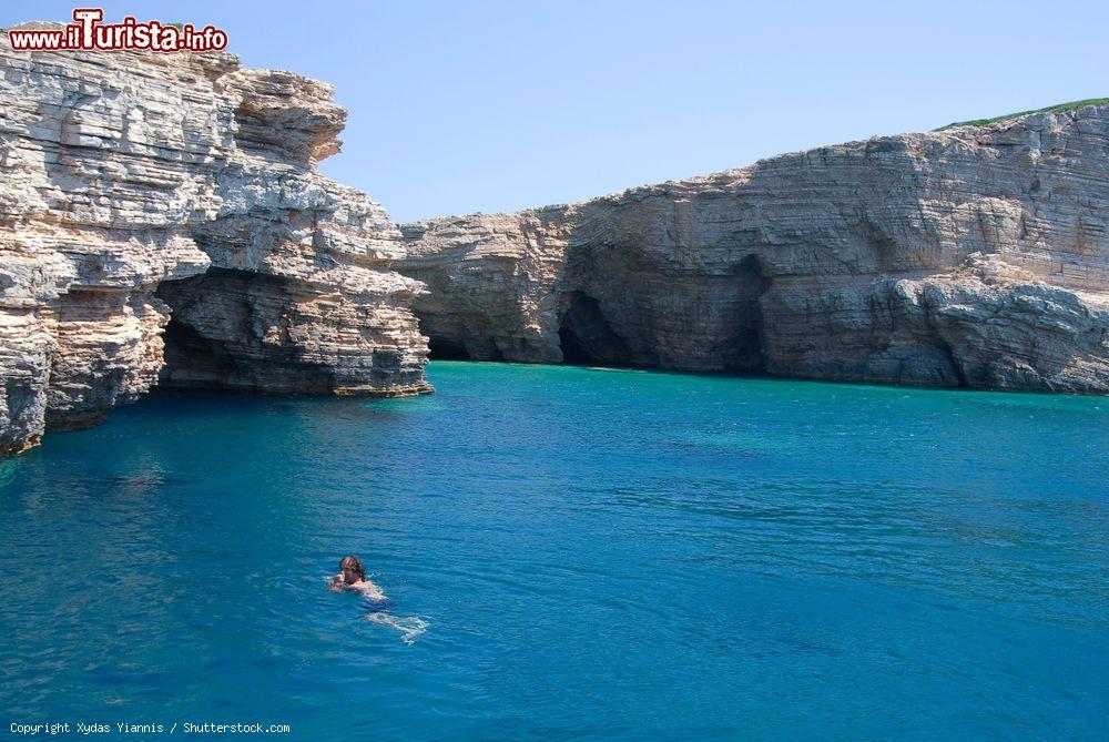 Immagine La spettacolare spiaggia di Tiganakia sull'isola di Lipsi, Grecia, fra formazioni rocciose e acqua blu cobalto - © Xydas Yiannis / Shutterstock.com