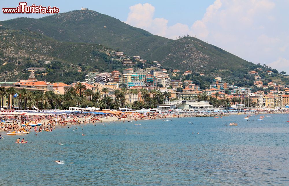 Immagine La spiaggia attrezzata di Varazze, Riviera di Ponente, Liguria.
