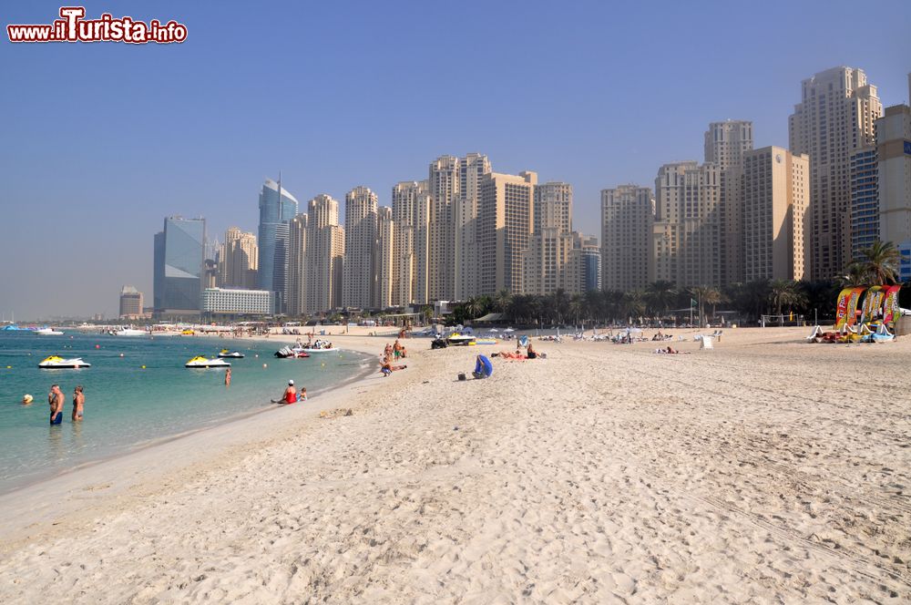 Immagine La spiaggia bianca della Marina di Dubai, Golfo Persico